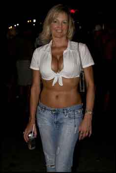 rich fem looking for men in Trona, California